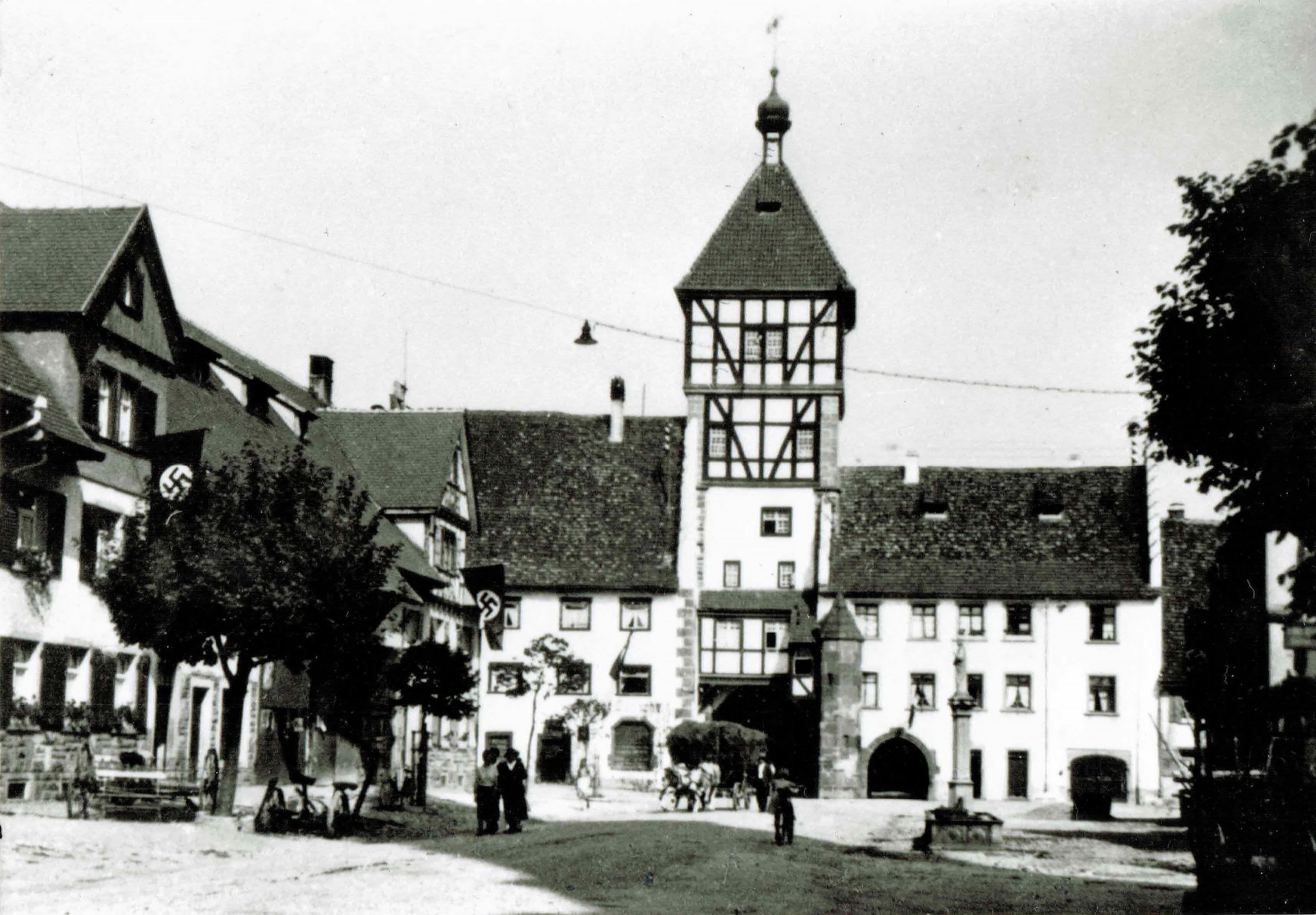 Das Städtle festlich geschmückt mit Hakenkreuzfahnen. (Haus am linken Rand).