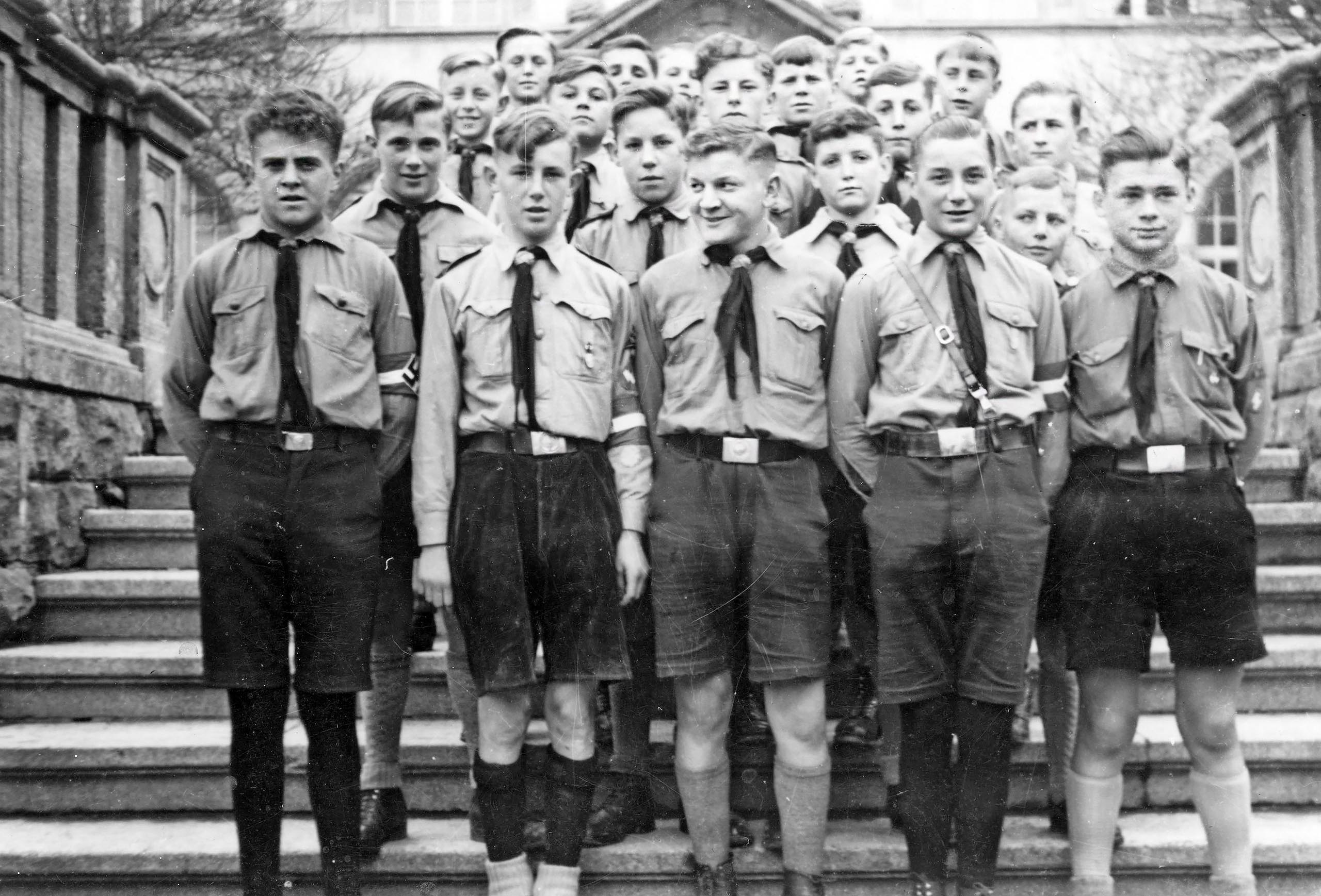 Bräunlinger Hitlerjugend (Treppe vor dem Schulhaus)