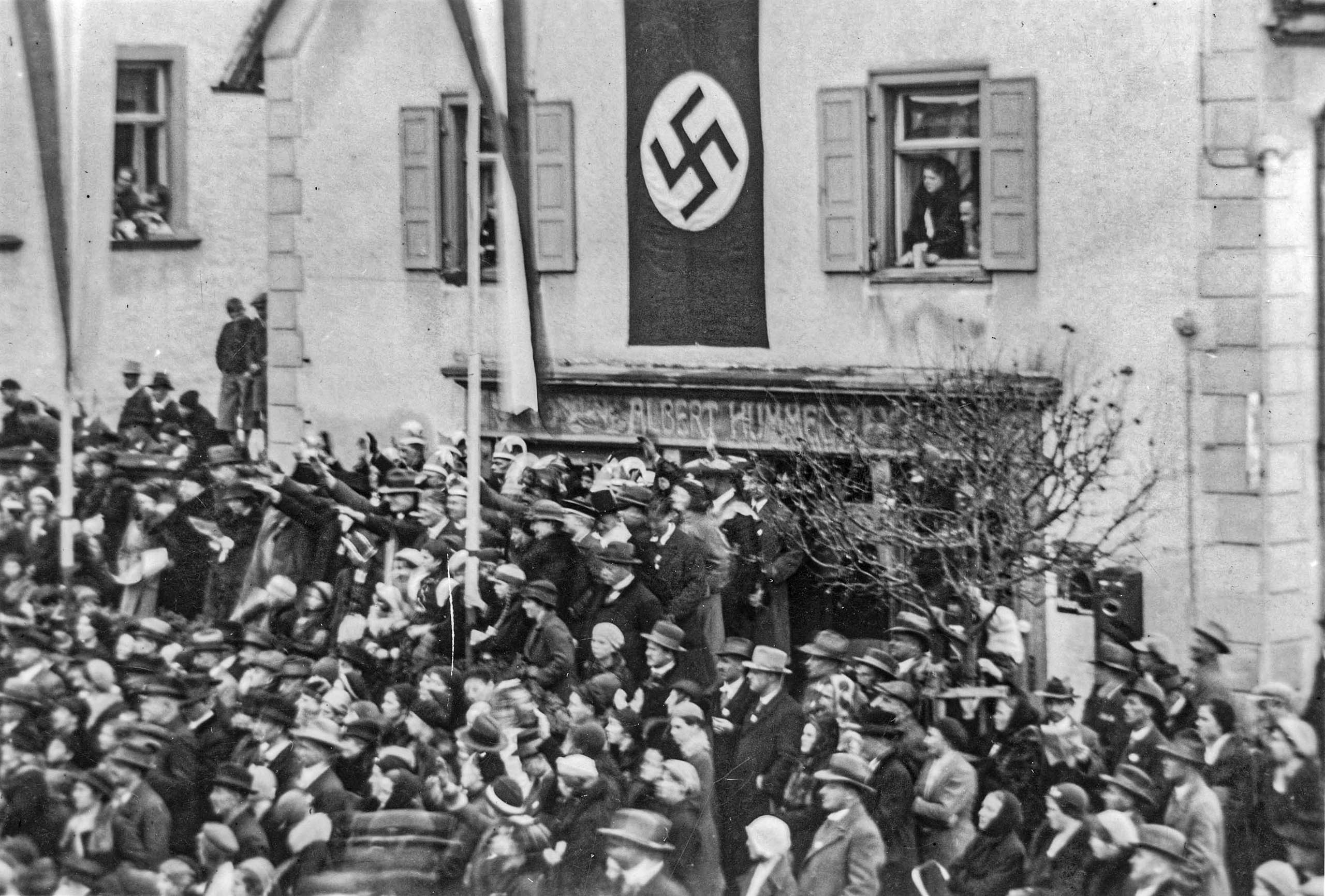 Fasnet 1937 - Zuschauer mit Hitlergruß in Bräunlingen