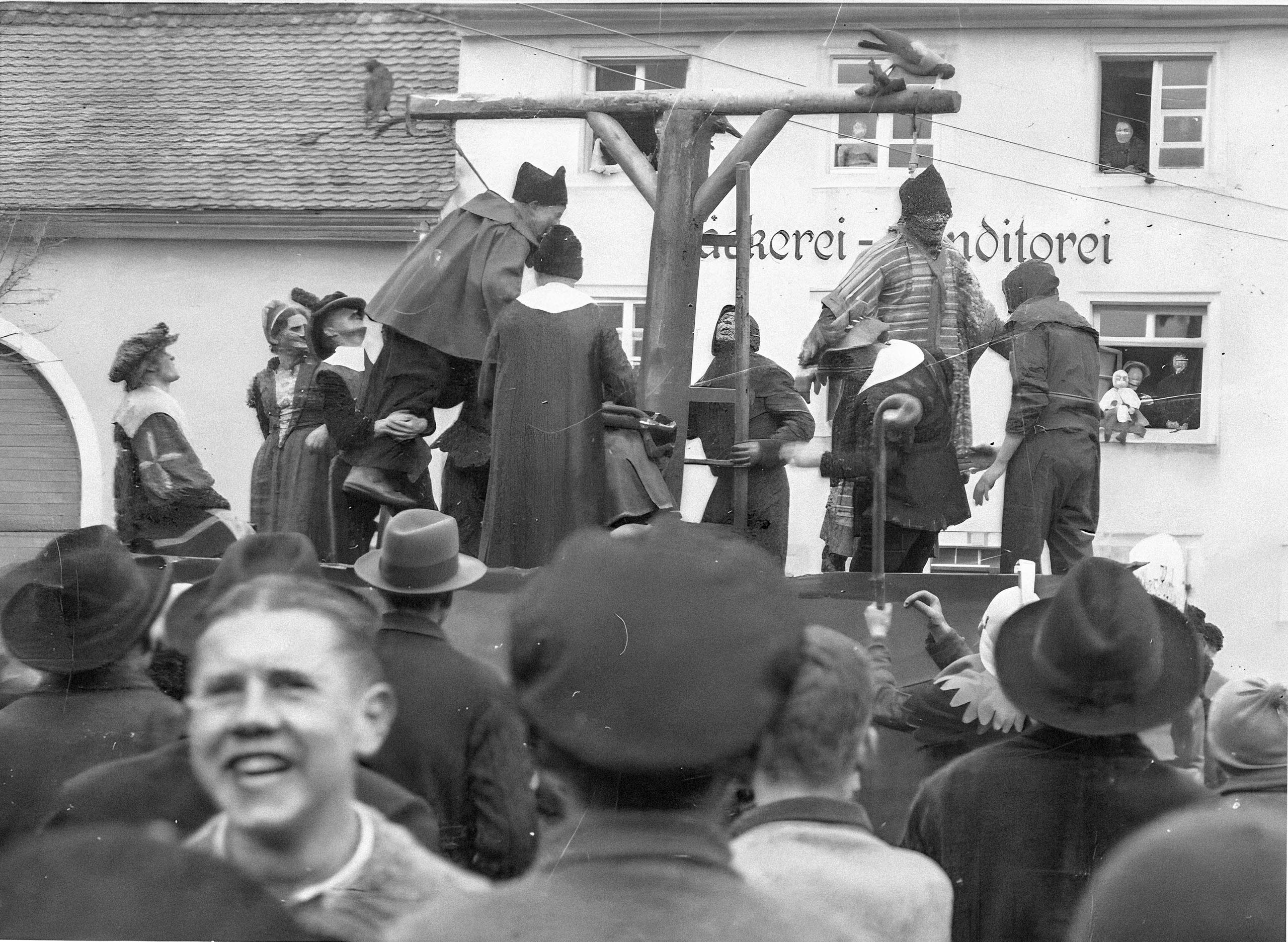 Fasnet 1937: Der Galgen wird vorbereitet.