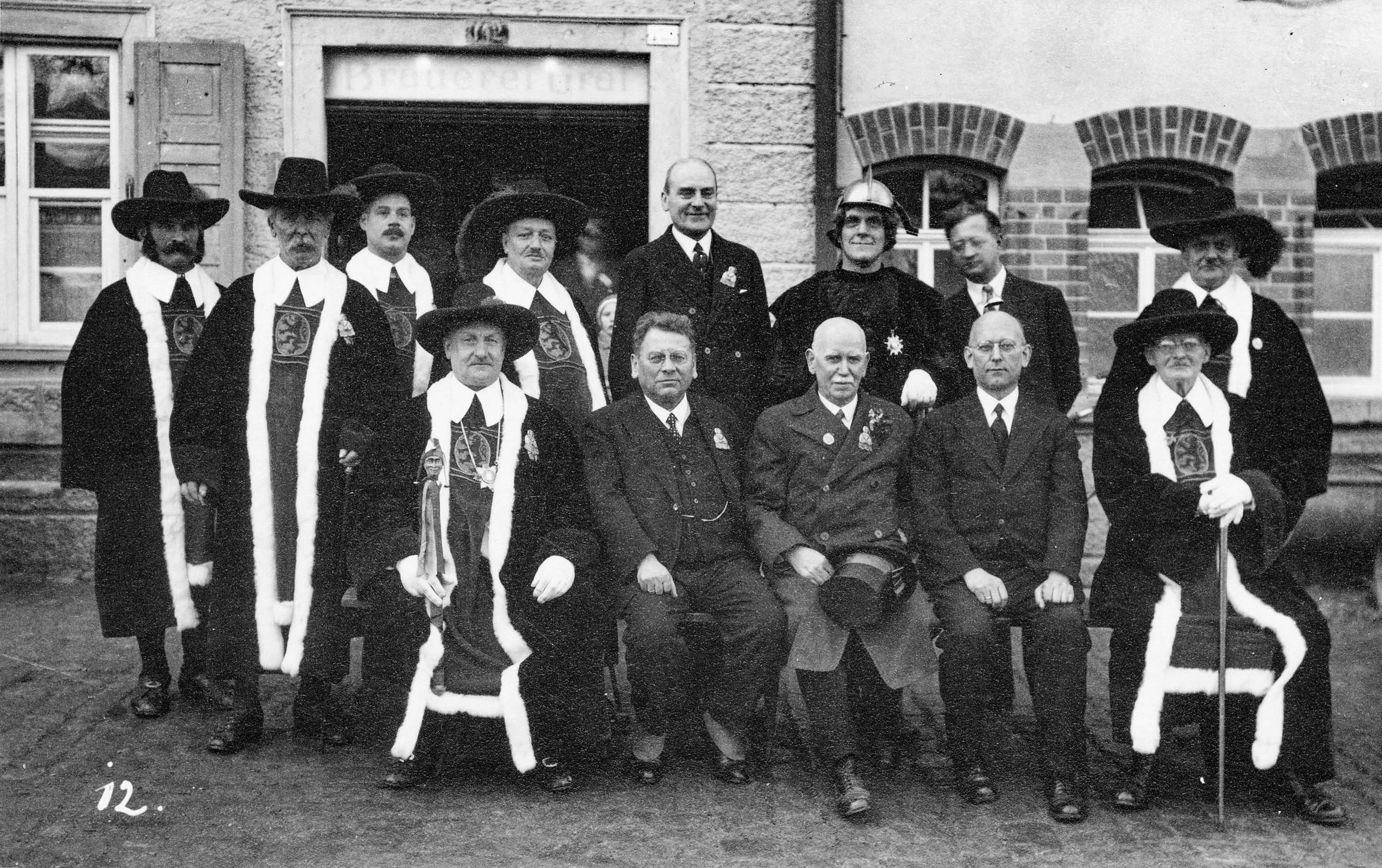 Narrenrat mit Ehrengästen vor der Brauerei Graf 1934. (Sitzend von links nach rechts: Zunftmeister Julius Graf, Müller-Brandeck, Fürst Max Egon, Prof. Dr. Eugen Fehrle)