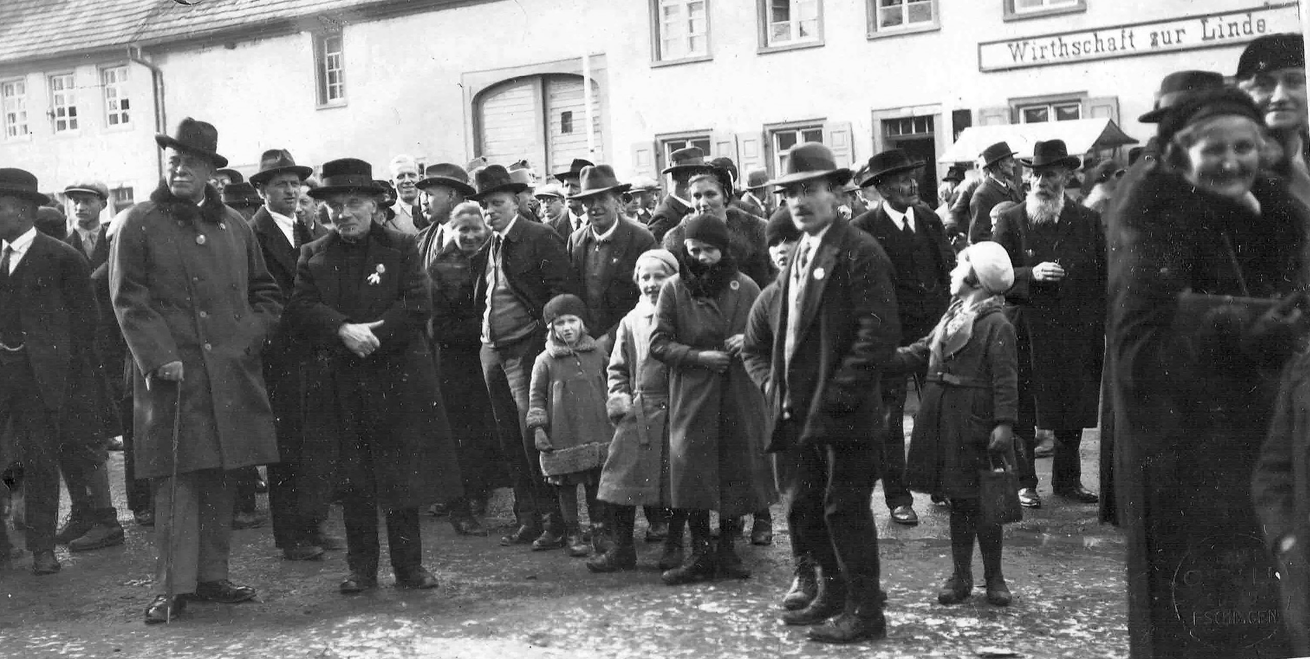 Fürst Max Egon von Fürstenberg (ganz links) mit Stadtpfarrer Dekan Julius Meister, Bräunlingen bei der "Wirthschaft zur Linde"